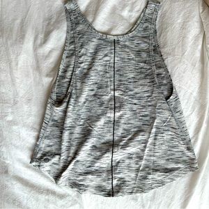 Lululemon women’s crop tank size 6